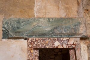 Acqua e fuoco a Castel del Monte: elementi necessari per la vita quotidiana